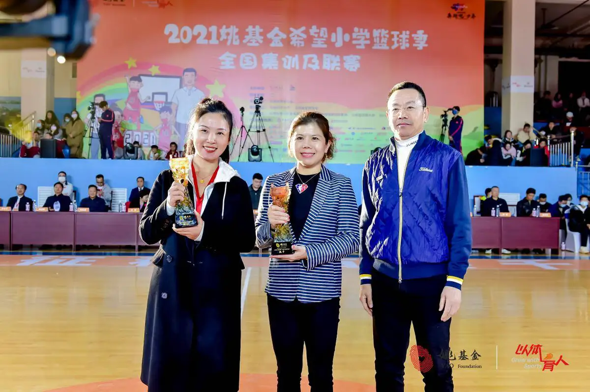 如何在篮球冬令营中加强体能训练?_2